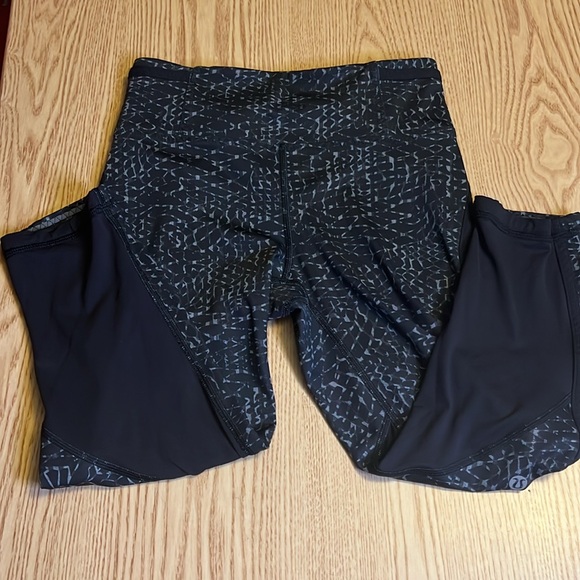 Lululemon Crop Leggings w/Mesh Detail - Picture 1 of 12